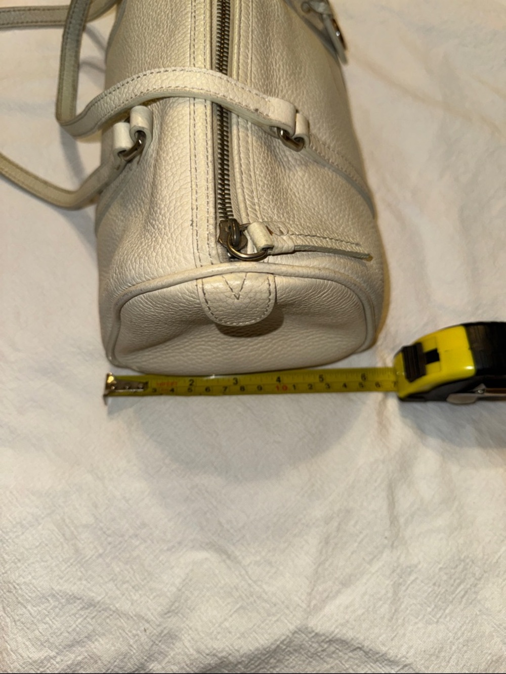 Dooney and Bourke Cream Leather Barrel Bag - Picture 11 of 11